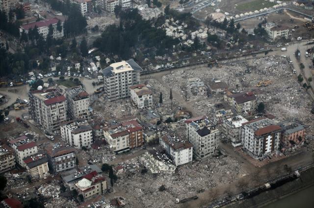 Depremde hayatını kaybedenlerin sayısı 43 bin 556’ya yükseldi